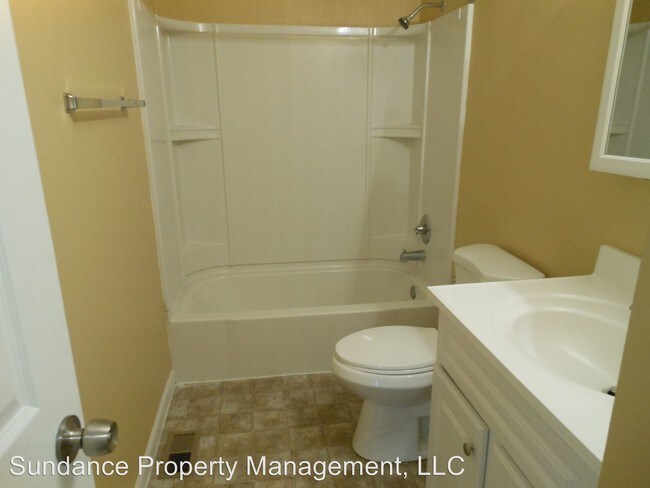 Building Photo - 3 br, 1.5 bath House - 800 Debra Lane