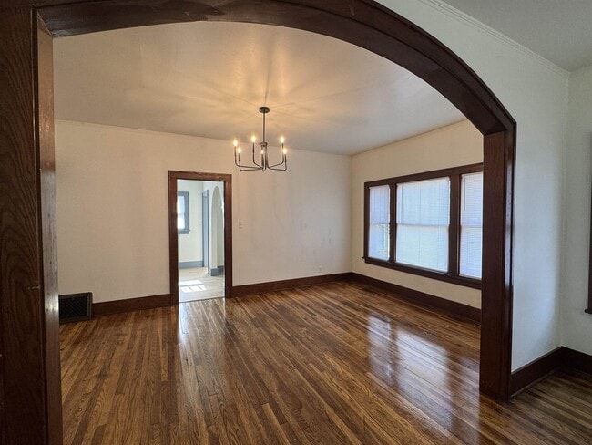 Building Photo - 207 S Elm St