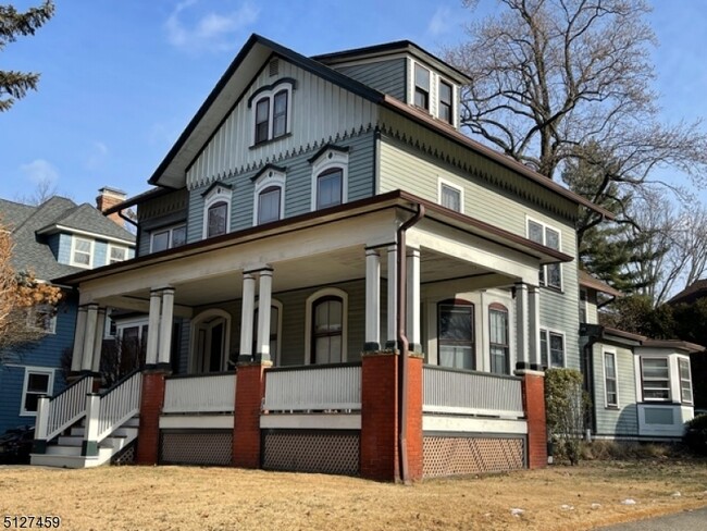 Foto del edificio - 127 Midland Ave