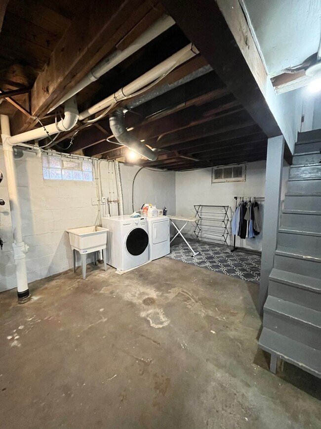 Building Photo - 1707 Adams St