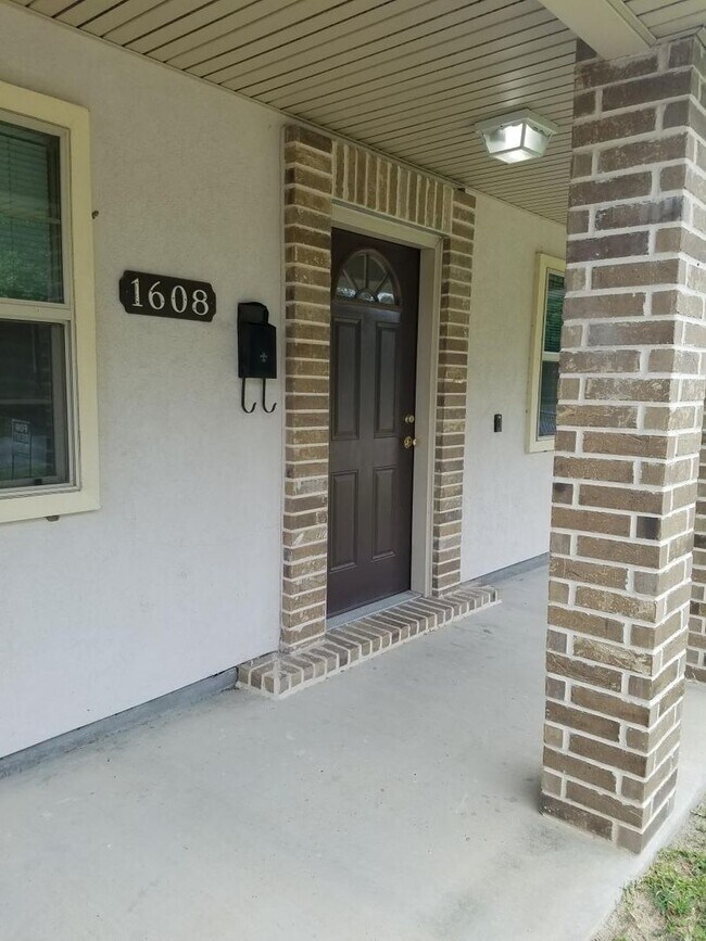 Building Photo - November Movein