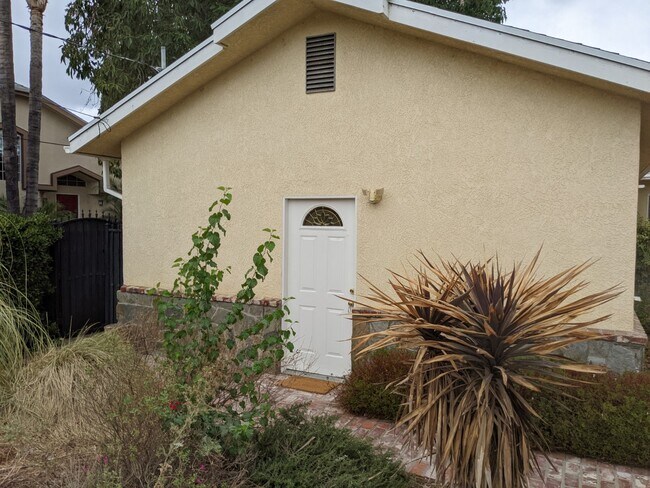 Puerta de entrada abierta al jardín. - 17915 Erwin St