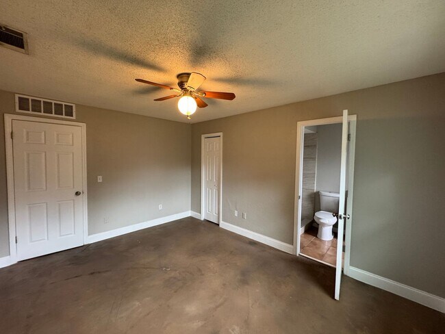 Building Photo - Lovely 3 Bedroom, 2 Bathroom Home in the Heart of Deltona!!