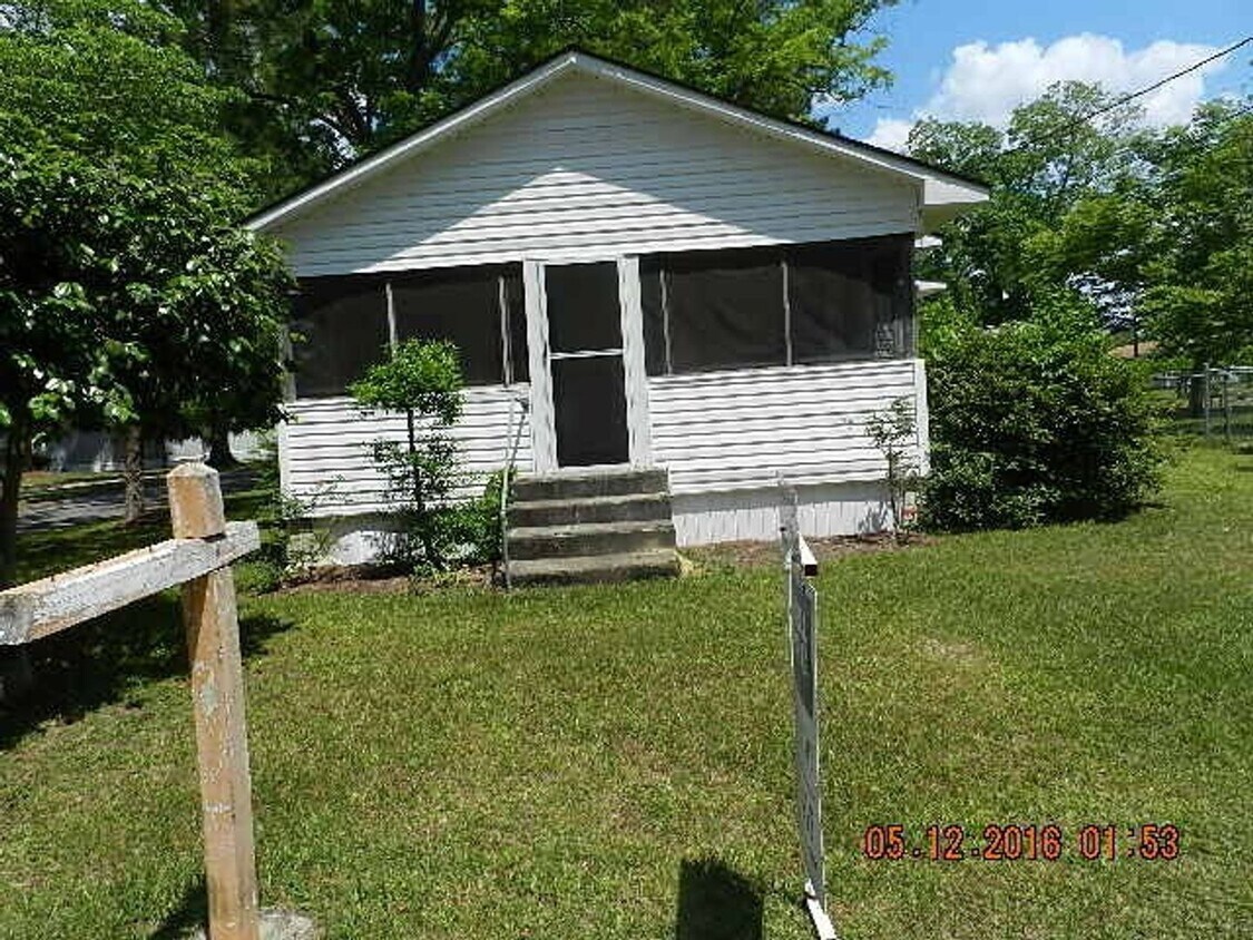 Primary Photo - 3 Bedroom 2 bathroom in Nashville, Ga