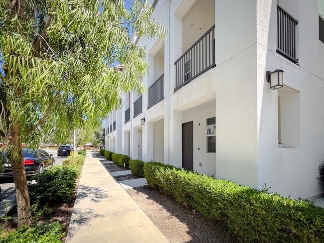 Building Photo - EXQUISITE 2 BEDROOM TOWNHOME IN THE HEART ...
