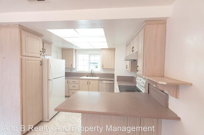 Building Photo - 4 br, 2 bath House - 1755 Yosemite Dr
