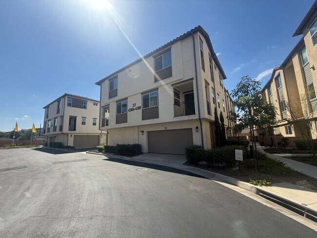 Building Photo - Two-bedroom, two-and-a-half-bath tri-level townhouse located in Arcadia, CA