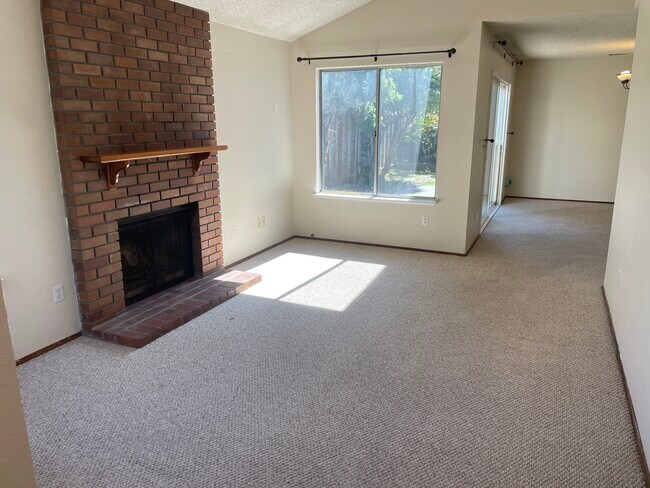 Building Photo - 2148 Meadow View Pl