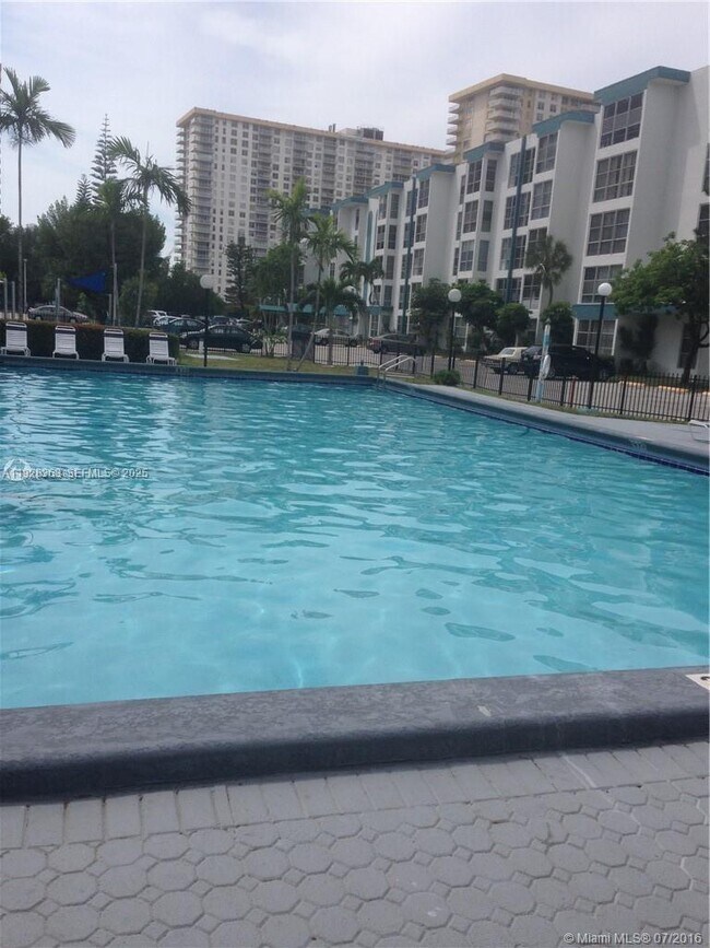 Foto del edificio - 200 177th Dr