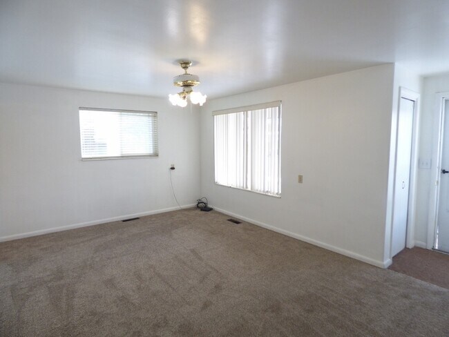 Building Photo - Great 2 Bed 1 Bath Duplex in Provo