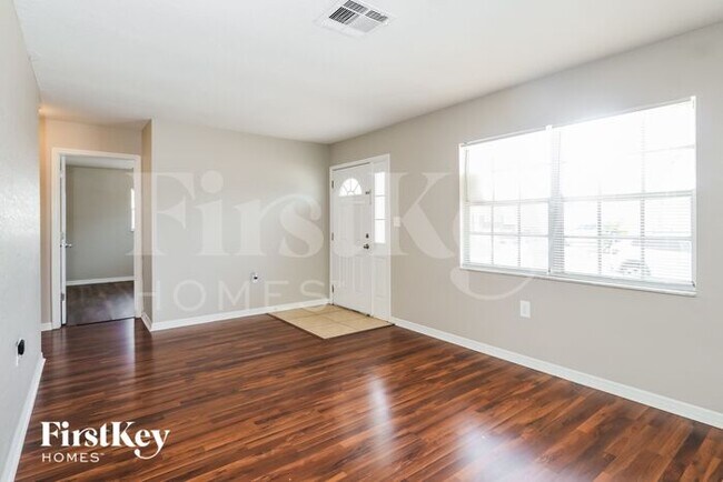 Foto del edificio - 8241 Hixton Dr