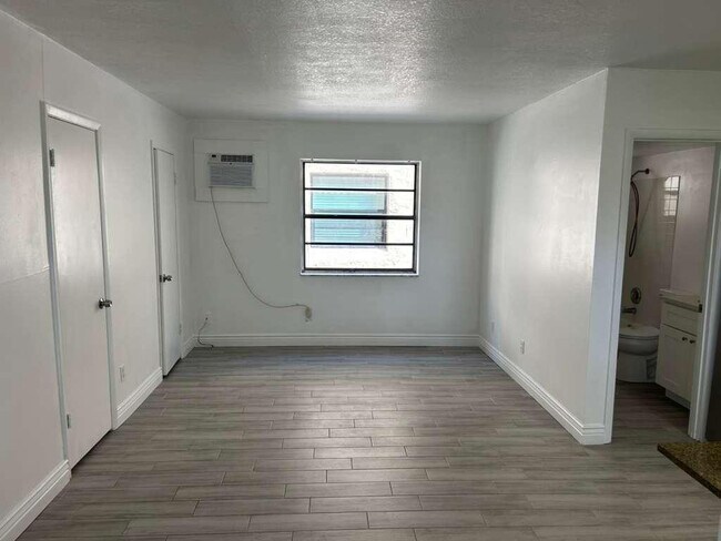 Building Photo - 1081 SE Monterey Rd