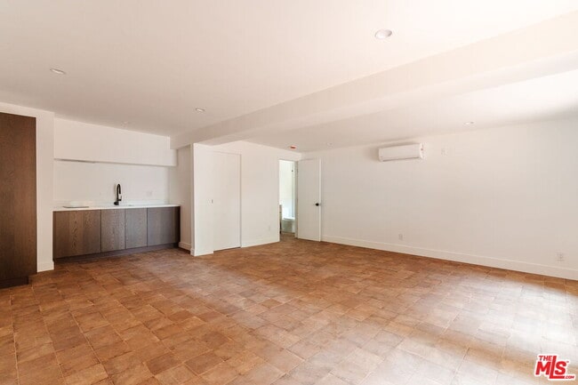 Building Photo - 430 N Harper Ave