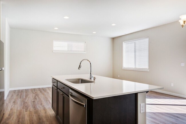 Building Photo - Modern 4BD 2.5BA in LSSD