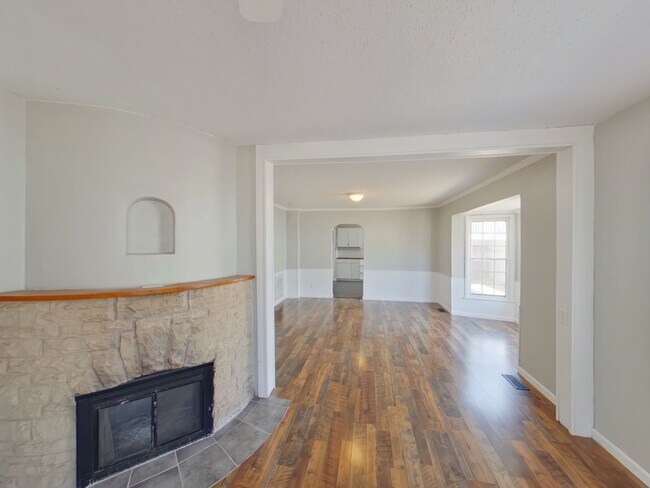 Building Photo - 417 Leonine S St