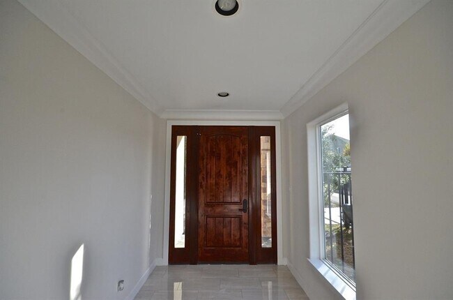 Building Photo - 1310 Reinerman St