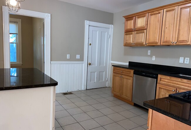 Building Photo - 13 Sachem St