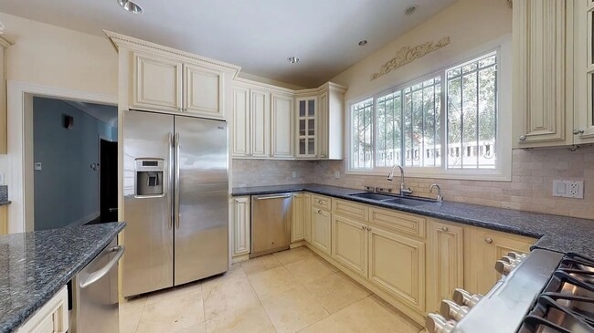 Building Photo - 216 S Orange Dr