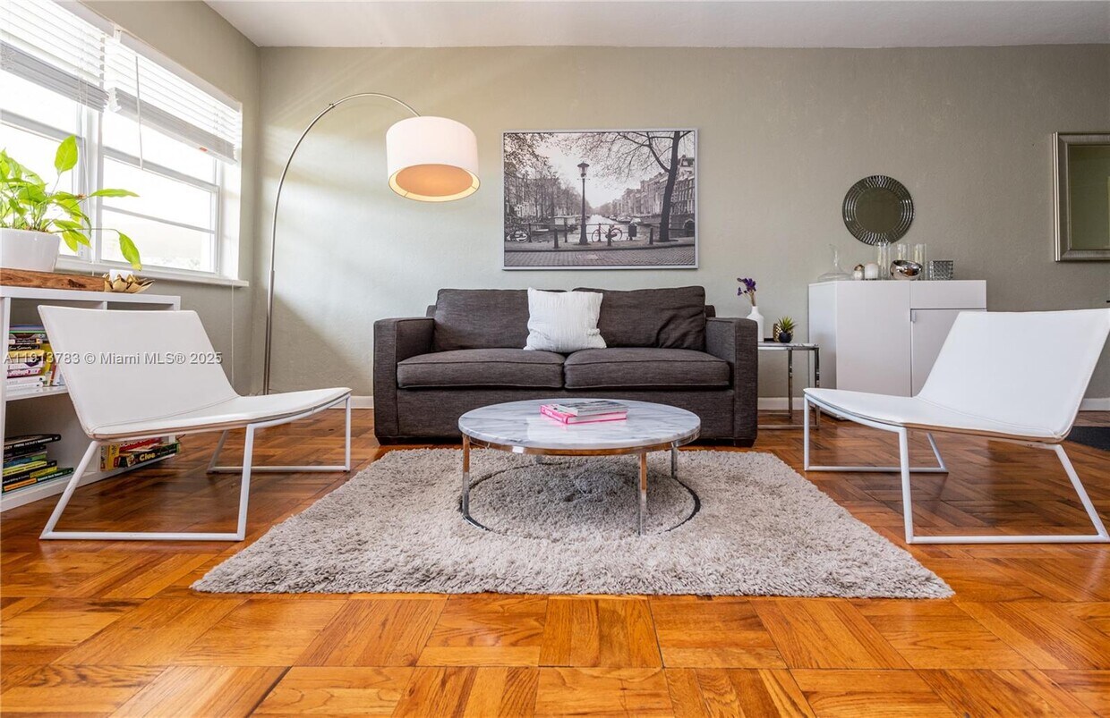 Foto principal - 350 S Shore Dr