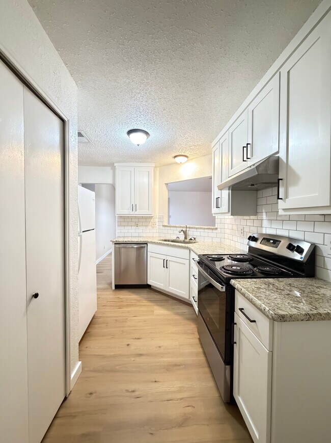 Foto del edificio - 1910 Dickens Dr