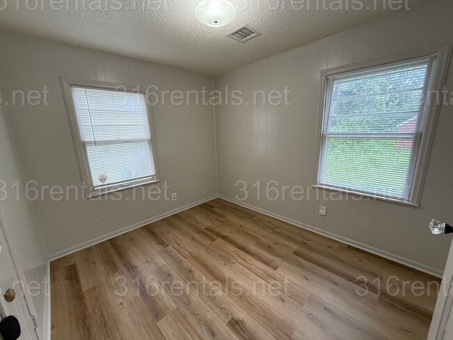 Building Photo - $995 - 3 bedroom / 1 bathroom - Single Fam...