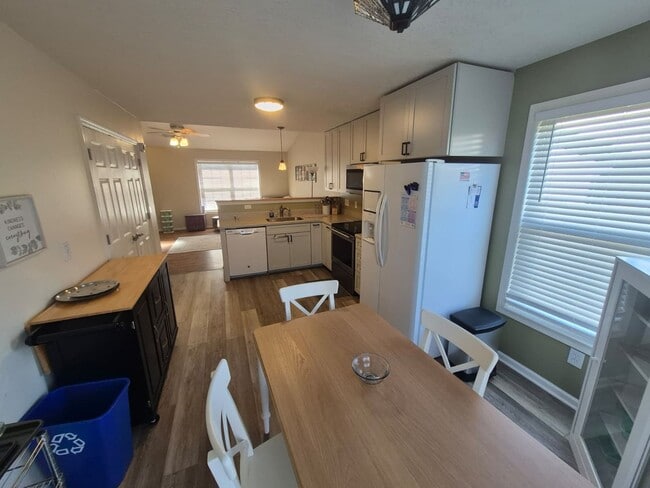 Foto del edificio - 40 Nicole Dr