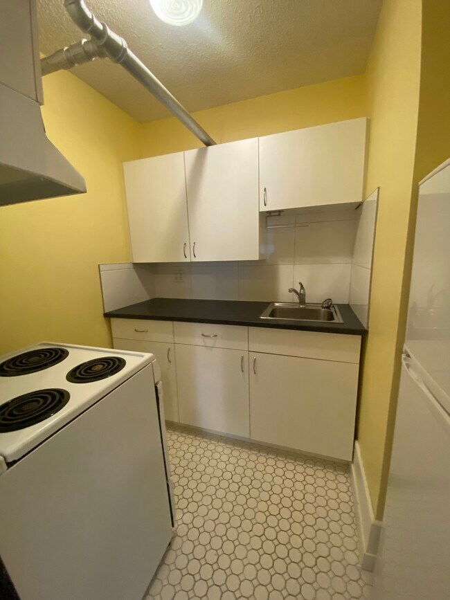 Photo du bâtiment - 1 Bed 1 Bath Basement Suite near 17th Ave & Victoria Park Station