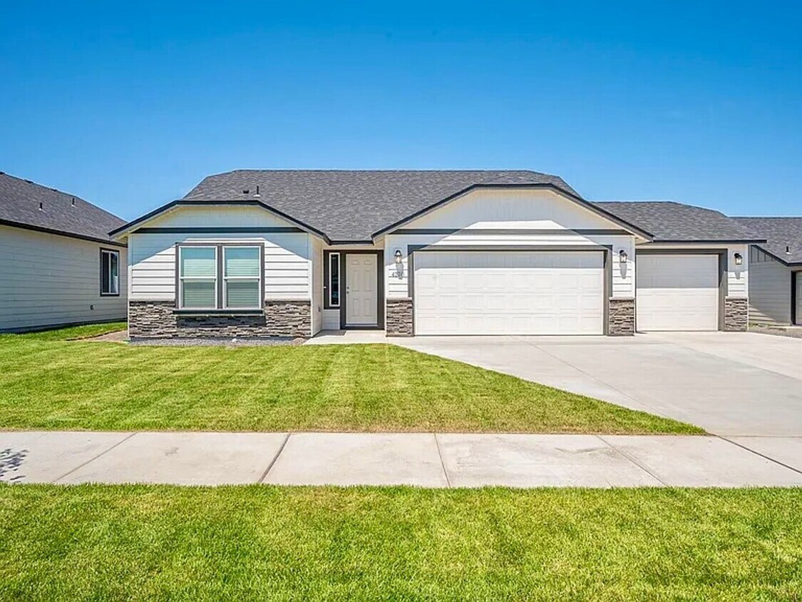 Foto principal - Well, maintained three bedroom 2 1/2 bath ...