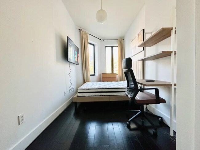 Foto del edificio - Furnished room/NOT APARTMENT