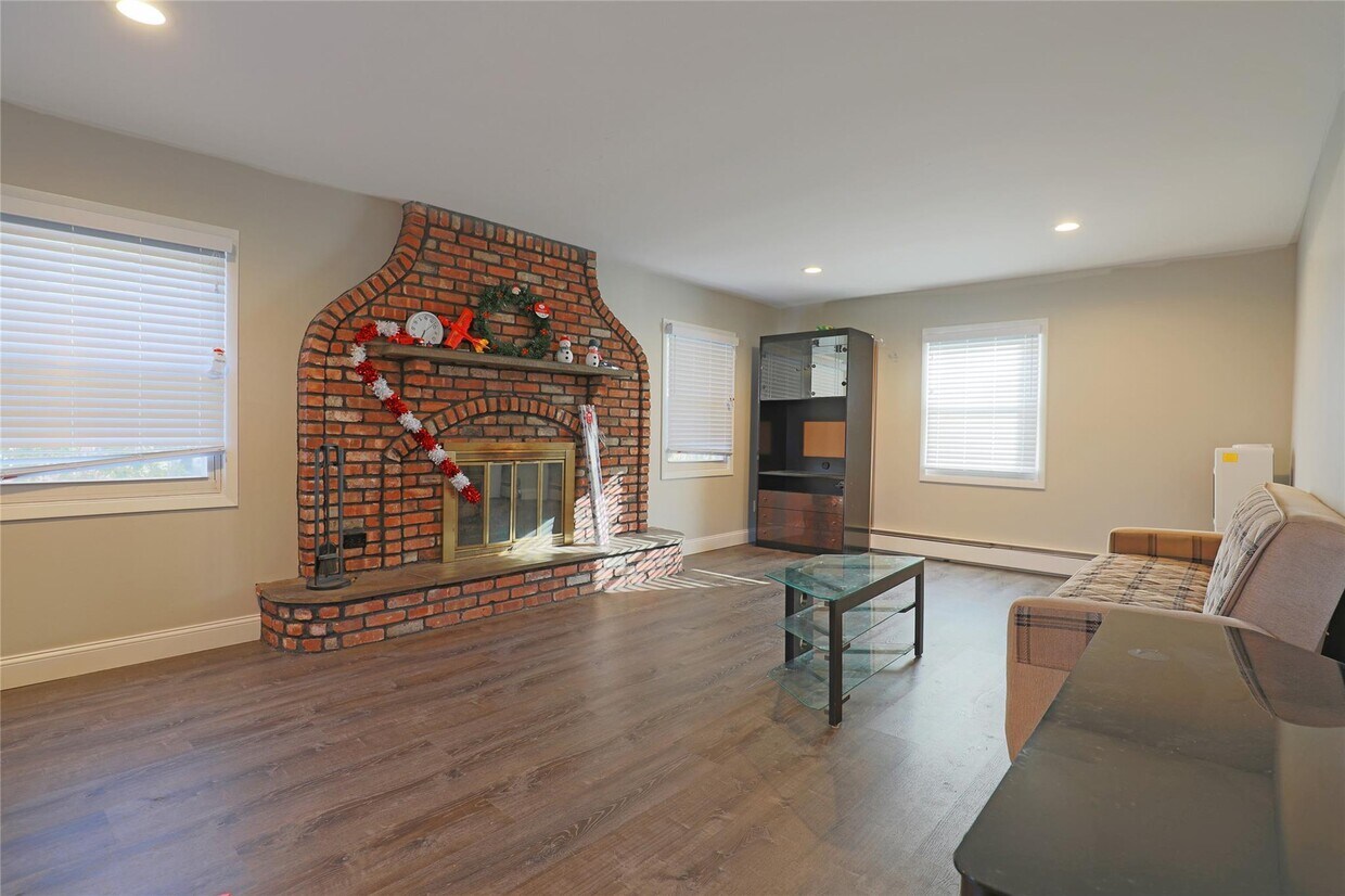 Primary Photo - 18 Stratton Ln
