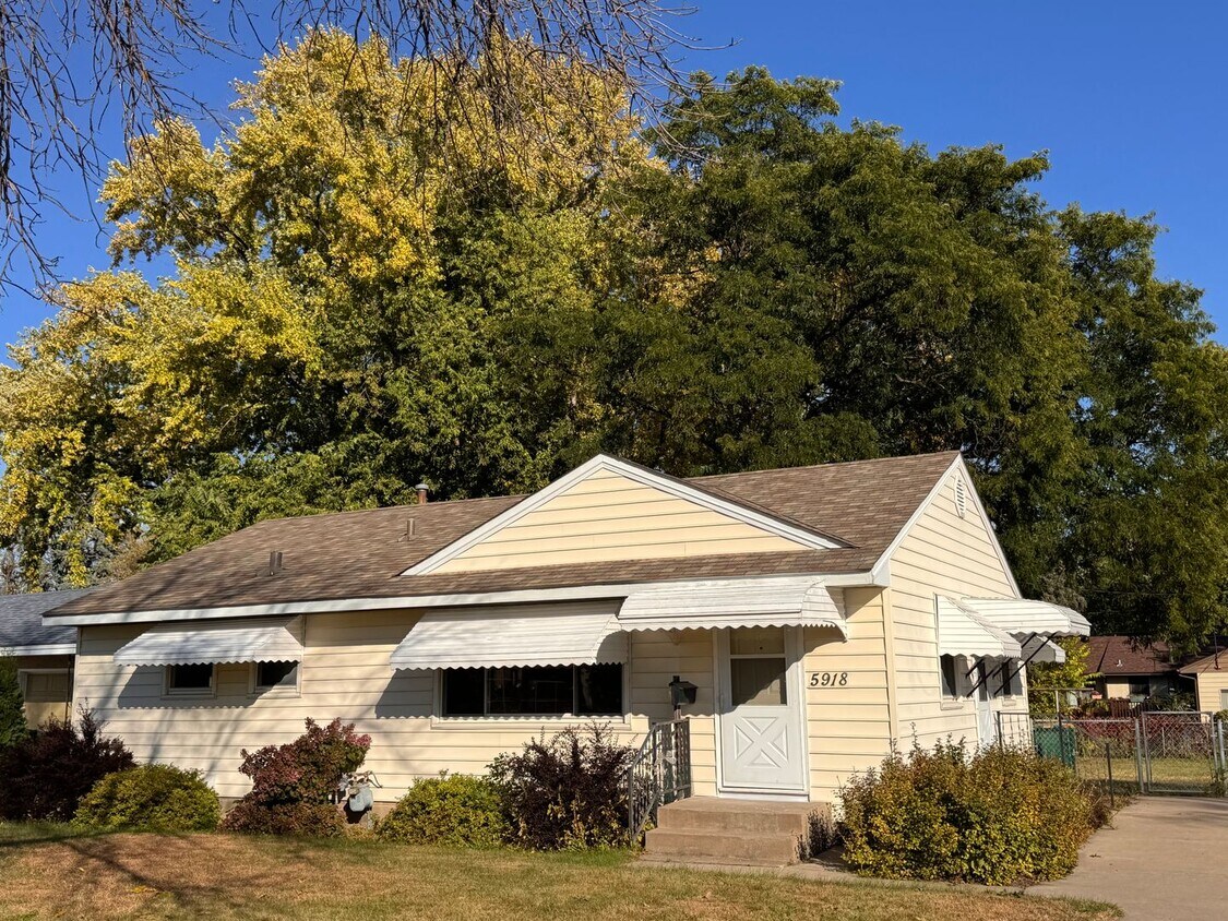 Foto principal - AVAILABLE NOW! Gorgeous, Newly Renovated 5 Bedroom, 2 Bathroom Single Family Home w/Huge Fenced I...