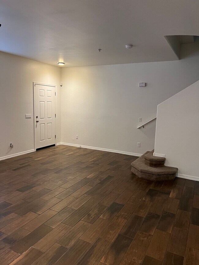 Building Photo - Charming Townhouse in Paradise Villas