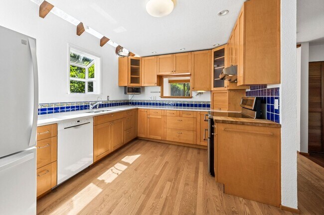 Building Photo - Unique 3bd/2.5bth Haller Lake Home in North Seattle, $4,250/mo.