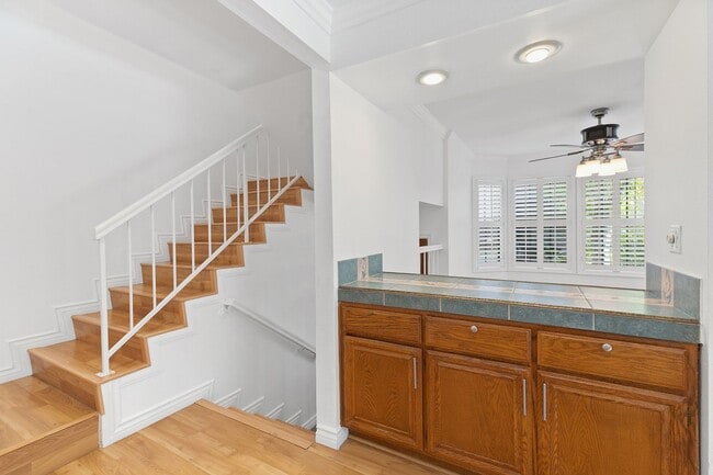 Foto del edificio - 2 Car Garage and 3 Bedroom Townhome Beauty.