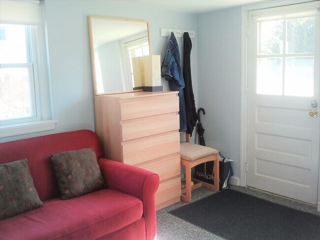 Private entrance - 5138 9th St N