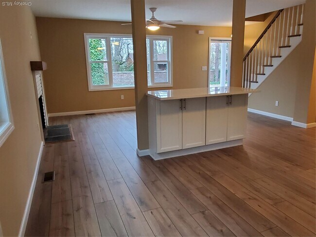 Building Photo - 128 Bayville Ave