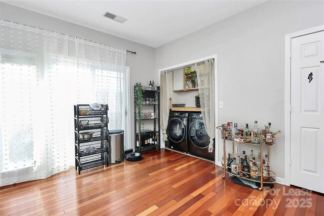 Building Photo - Modern Condo for Rent – Walk to NoDa & Lig...