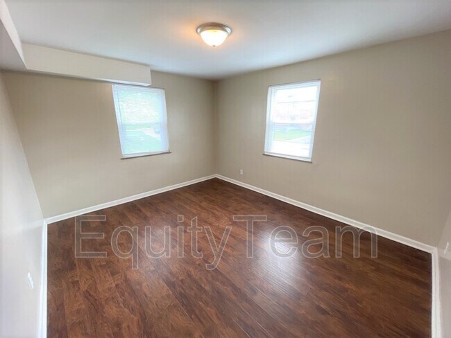 Building Photo - 3918 E Gatewood Ln