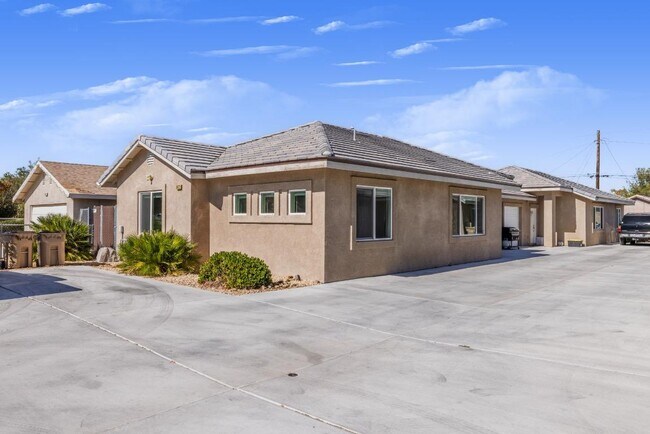Foto del edificio - 16472 Smoke Tree St
