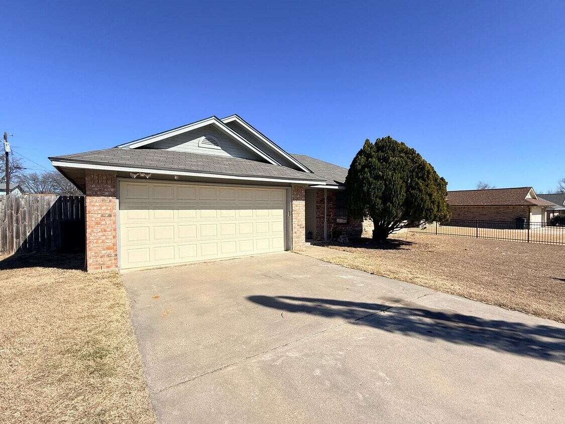 Building Photo - NEW IN MANAGEMENT - COMING SOON!