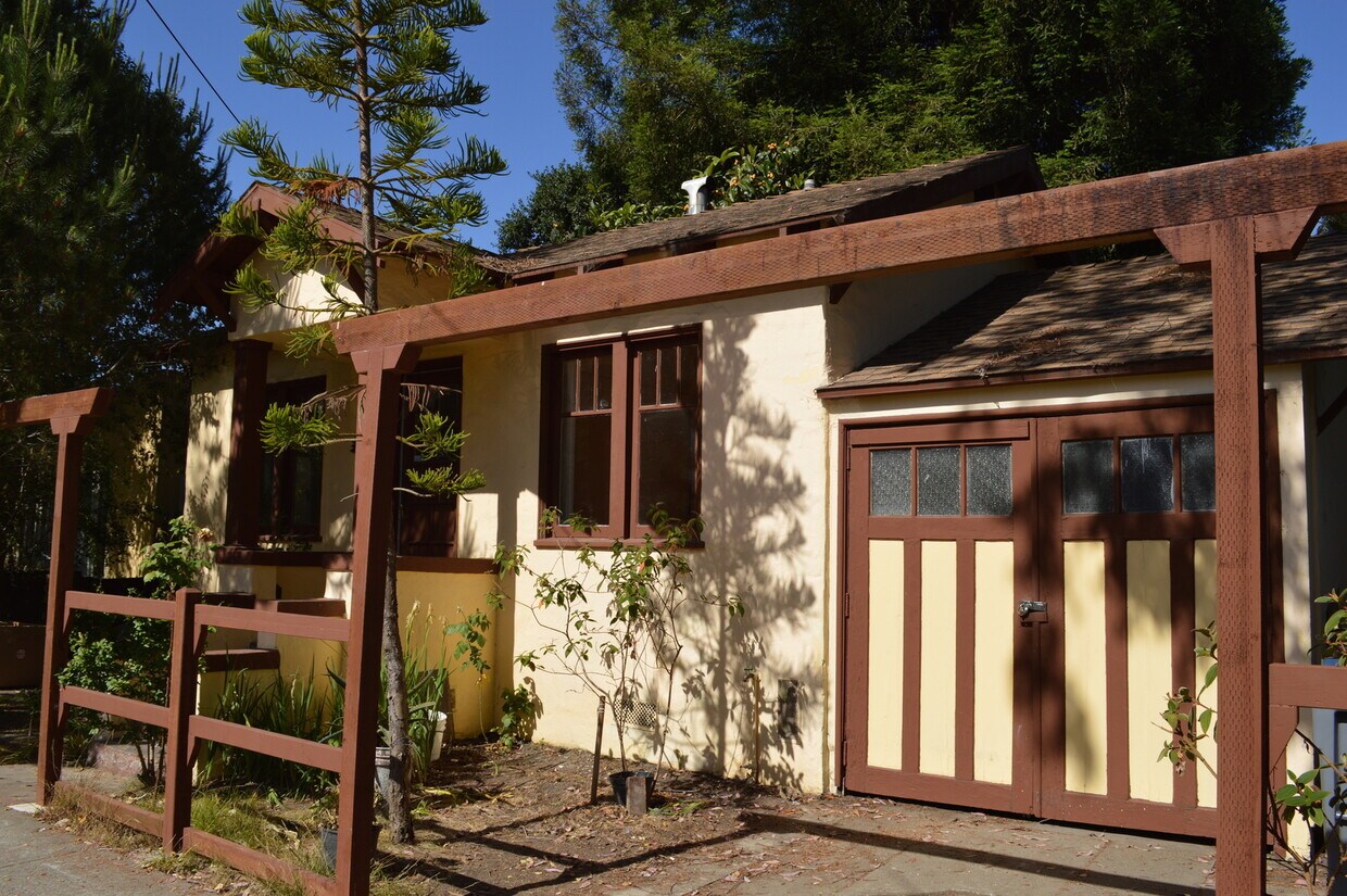 Primary Photo - Small Berkeley bungalow 1/2 a block from N...
