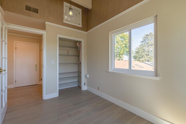 Building Photo - 987 Springfield Dr