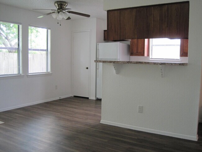 Kitchen Nook - 7620 John T White Rd