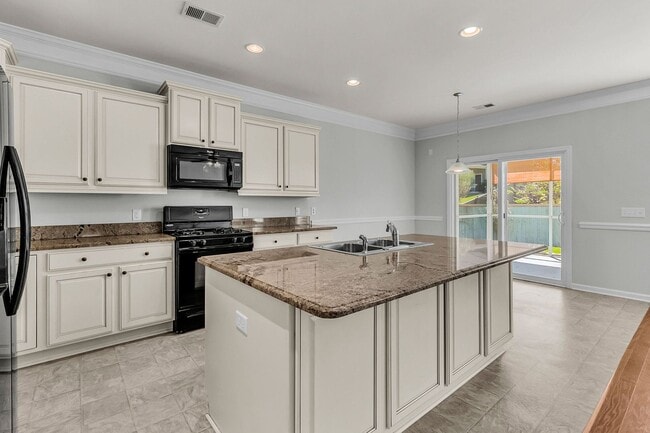 Building Photo - 5 Bedroom 3 Bath Home Located in Sophia Landing in Goose Creek