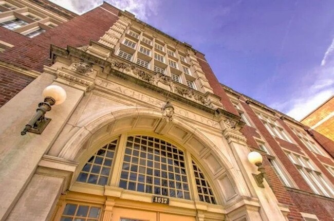 Building Photo - Stunning 2-bed, 1 bath apartment near Card...