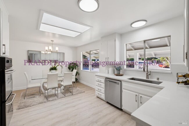 Foto del edificio - Marinwood Home on Corner Lot with Over 200...