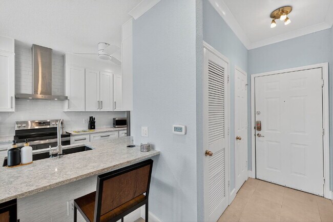 Foto del edificio - Completely Renovated Waterfront Condo – Fully Furnished