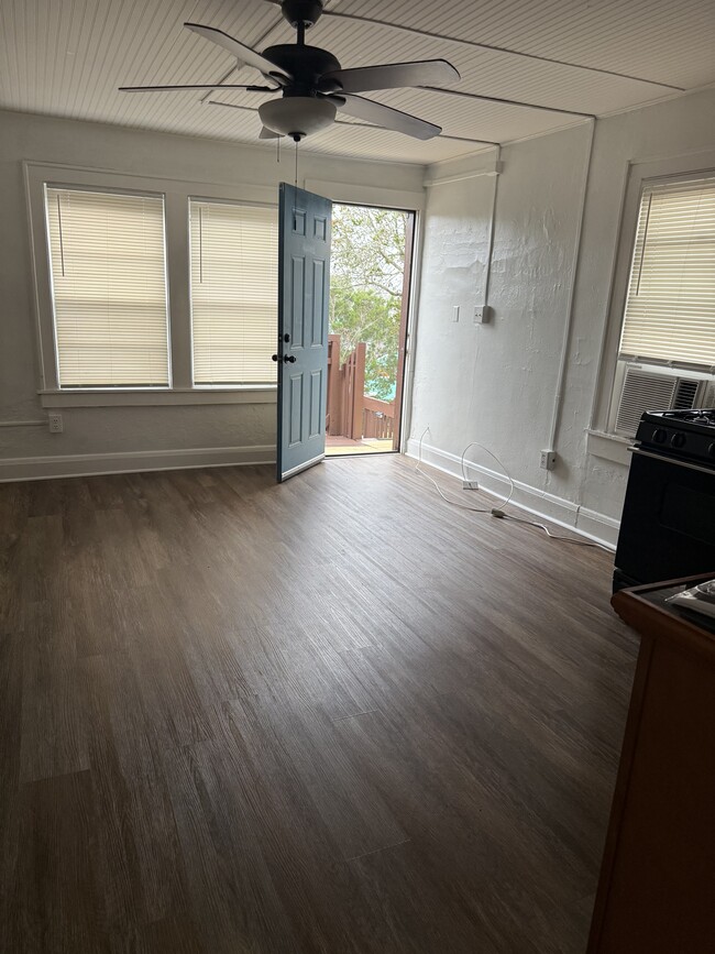 Building Photo - 919 N Grandview Ave