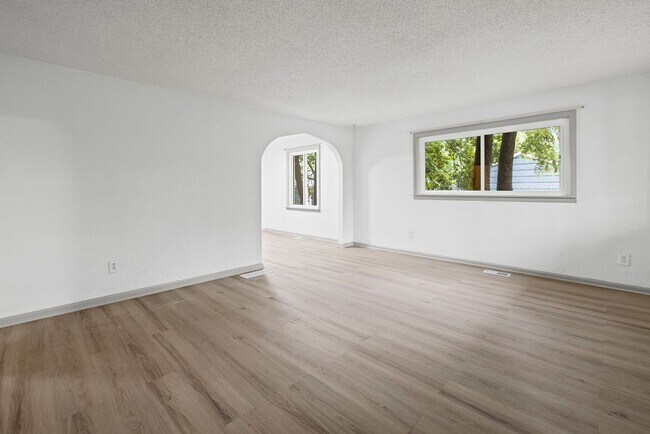 Building Photo - Beautiful 3 Bedroom Home