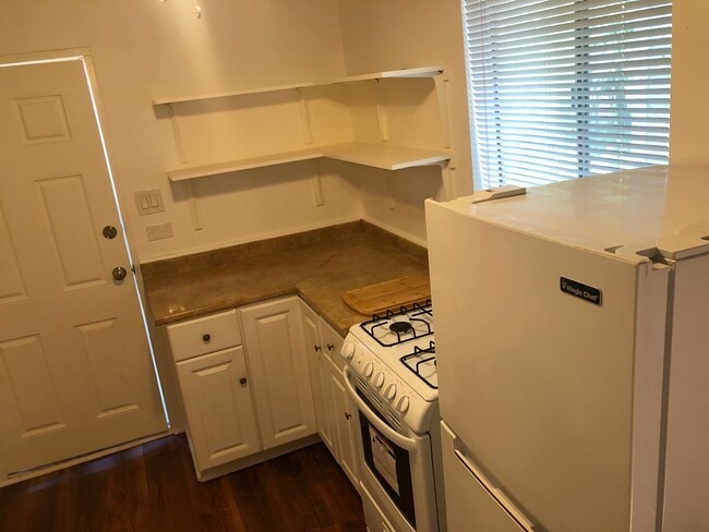 Kitchen includes fridge and range/oven (no dishwasher or microwave) - 508 Bellevue Pl